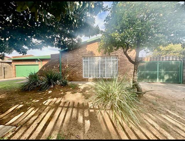 4 BEDROOM HOUSE FOR SALE IN VANDERBIJLPARK CW 4